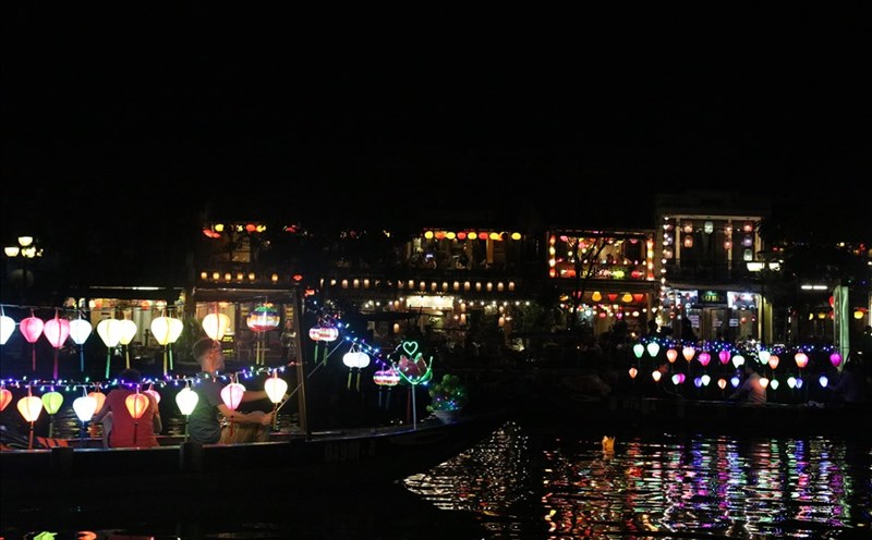 Các đèn lồng treo dày đặc quanh các mạn thuyền khiến du khách khó có thể cảm nhận sự huyền ảo hai bên bờ sông Hoài. Ảnh: Đ.V