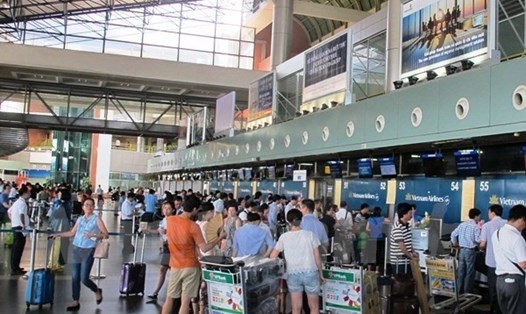 Hành khách làm thủ tục tại sân bay Tân Sơn Nhất. Ảnh: MH