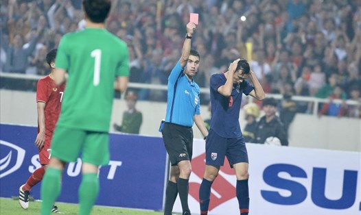 Supachai của U23 Thái Lan nhận thẻ đỏ trực tiếp vì hành vi đánh nguội với trung vệ Đình Trọng của U23 Việt Nam. Ảnh: T.L