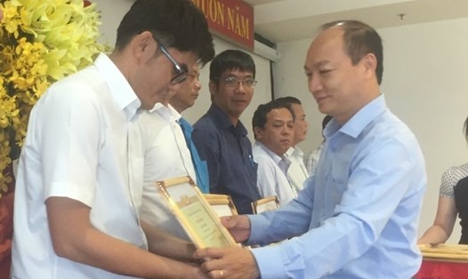 Ông Phan Tấn Hải - Phó Chủ tịch Thường trực CĐ Caosu Việt Nam trao giấy khen cho các công tác viên tích cực đóng góp tin bài cho Bản tin Công đoàn Caosu Việt Nam.