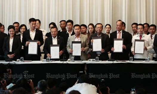 Đại diện đảng Pheu Thai và các đảng khác ký thỏa thuận thành lập liên minh. Ảnh: Bangkok Post. 