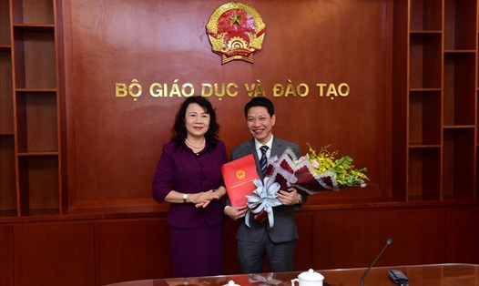 Thứ trưởng Bộ GDĐT Nguyễn Thị Nghĩa trao quyết định bổ nhiệm cho ông Nguyễn Xuân An Việt. Ảnh: HN