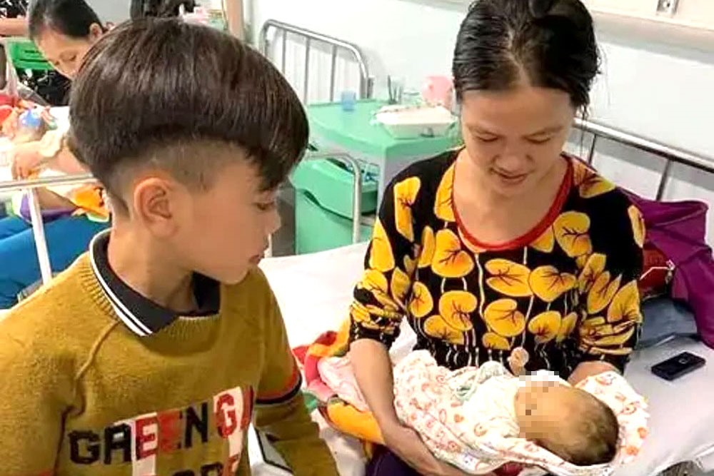 Bé Chiến cùng mẹ và em trai ở Bệnh viện Nhi Trung ương tối 25.3. Ảnh: BVCC. 