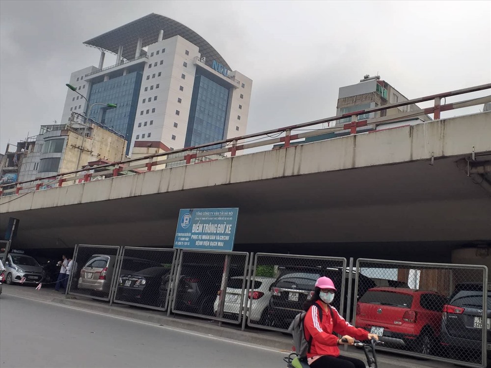 Điểm trông giữ xe gầm cầu Ngã Tư Vọng trên đường Giải Phóng. 