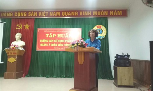 Đồng chí Nguyễn Thị Như Huệ, Phó chủ tịch LĐLĐ tỉnh phát biểu tại buổi tập huấn.