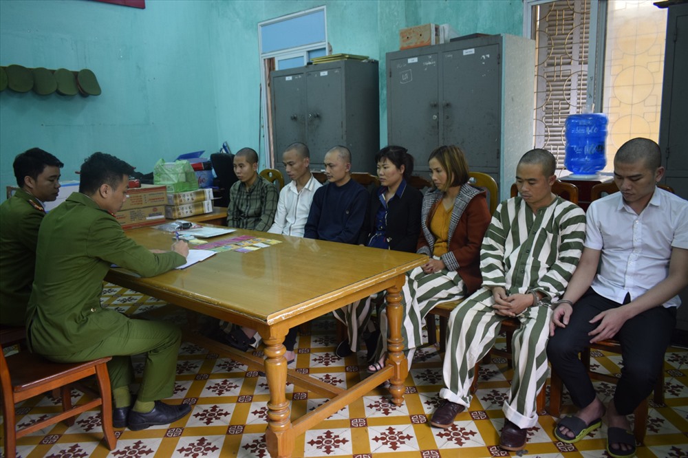 7 đối tượng lừa đảo xuyên tỉnh, thành phố bị Công an Quảng Yên tạm giữ. Ảnh: CAQN