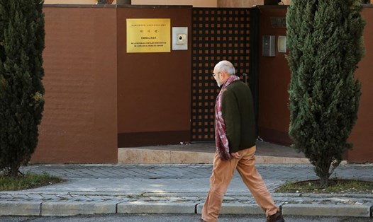 Bên ngoài Đại sứ quán Triều Tiên ở Madrid, Tây Ban Nha. Ảnh: Reuters. 