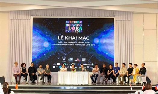 Ban tổ chức và các nhà thiết kế tham gia VIFE 2019 trả lời câu hỏi của báo chí