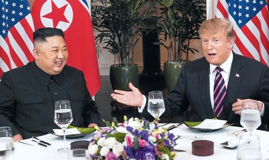 Ông Donald Trump và ông Kim Jong-un ăn tối tại khách sạn Metropole tối 27.2. Ảnh: AFP-Yonhap. 