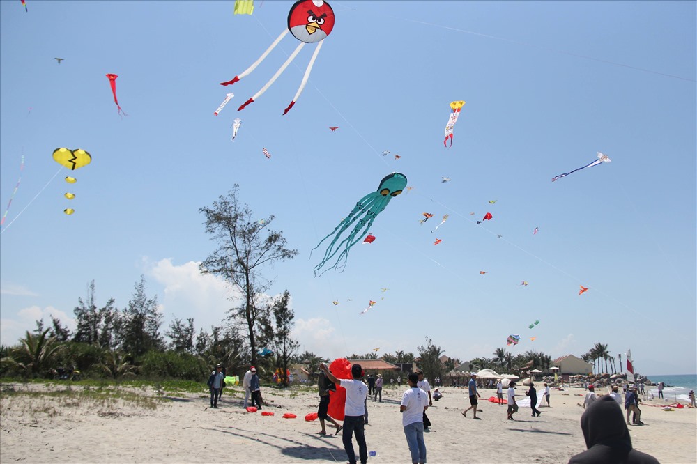 Thả diều nghệ thuật tại bãi biển du lịch Đà Nẵng. ảnh: Xuân Mai