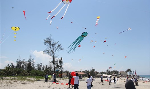 Thả diều nghệ thuật tại bãi biển du lịch Đà Nẵng. ảnh: Xuân Mai
