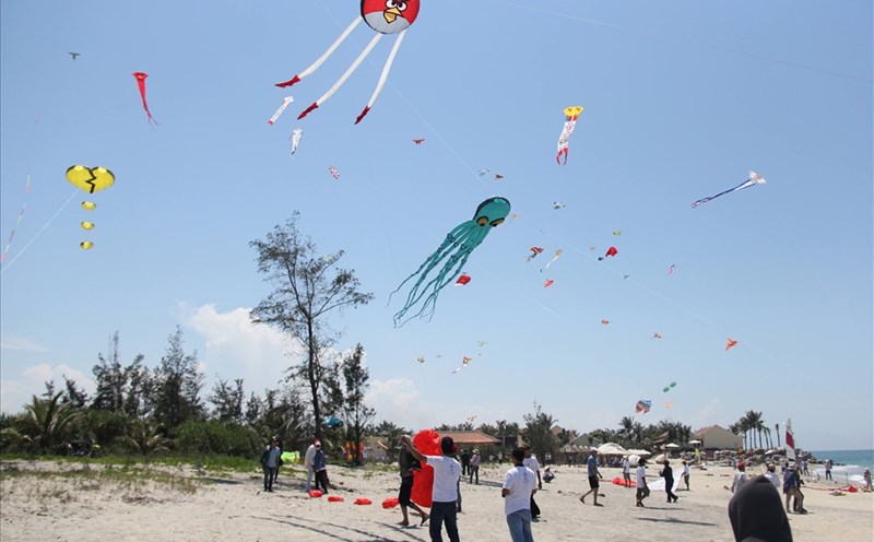 Thả diều nghệ thuật tại bãi biển du lịch Đà Nẵng. ảnh: Xuân Mai