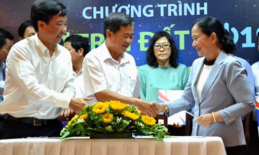 Phó Chủ tịch LĐLĐ Đồng Tháp Nguyễn Thị Thu Ba (bìa phải) ký kết với Điện lực Đồng Tháp về sử dụng điện tiết kiệm - an toàn -  hiệu quả. Ảnh: Lục Tùng