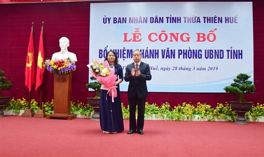 Bà Trần Thị Hoài Trâm được bổ nhiệm giữ chức vụ Chánh Văn phòng UBND tỉnh. Ảnh: N. Minh.