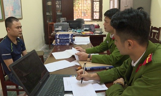 Cán bộ điều tra Công an huyện Yên Mỹ lấy lời khai của đối tượng Tuyển.