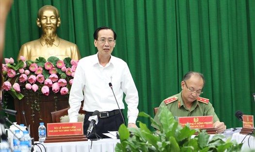 Ông Lê Thanh Liêm - Phó Chủ tịch UBND TPHCM biểu dương chiến công của Công an TPHCM. Ảnh: Trường Sơn