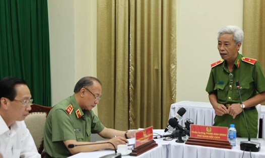 Thiếu tướng Phan Anh Minh báo cáo sơ lược về vụ bắt 895 bánh ma túy với lãnh đạo TPHCM tại buổi khen thưởng đột xuất Công an TPHCM vào chiều nay. Ảnh: Trường Sơn