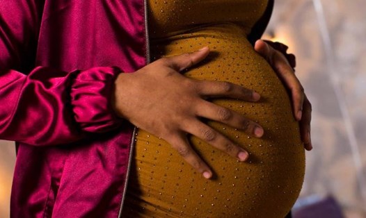 Người mẹ trẻ Bangladesh sinh đôi cách gần 1 tháng sinh con đầu lòng. Ảnh: Shutterstock