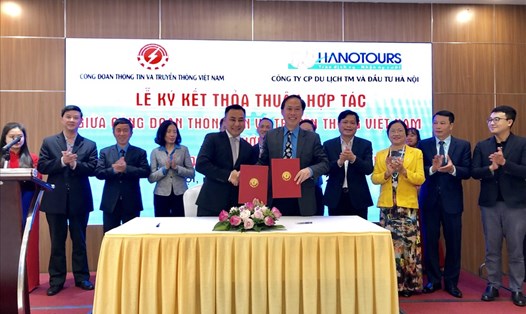 Quang cảnh lễ ký kết giữa CĐ TT&TT Việt Nam và Cty Hanotours nhằm đem lại phúc lợi cho đoàn viên CĐ. Ảnh: H.A