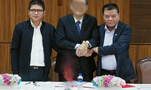 Ông Trần Bắc Hà và con trai Trần Duy Tùng (bên trái) ký kết làm ăn với 1 đối tác nước ngoài. 