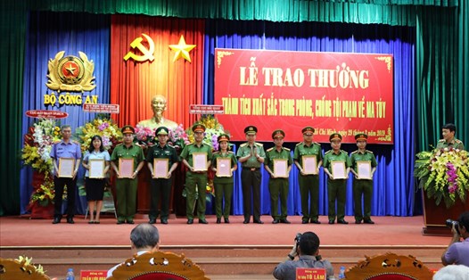 Đại tướng Tô Lâm - Bộ trường Bộ Công an trao bằng khen cho các lực lượng tham gia chuyên án 218 LP và vụ bắt 895 bánh heroin ở An Sương. Ảnh: Trường Sơn