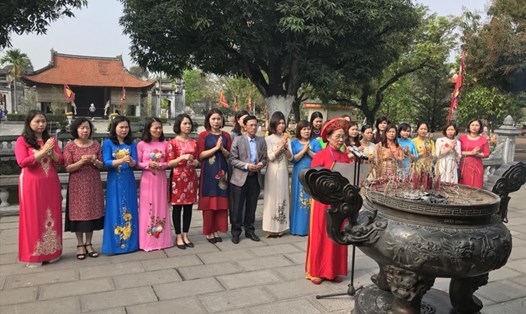 Đoàn cán bô nữ công CĐ của tỉnh Thái Bình dâng hương tại đền thờ Hai Bà Trưng.