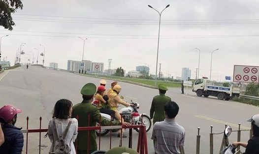 Hình ảnh cán bộ chiến sĩ CSGT Bắc Ninh đưa cháu nhỏ đến Bệnh viện cấp cứu khi  Quốc lộ 1 bị cấm đường. được người dân khen ngợi.