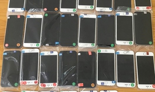 52 chiếc điện thoại di động cũ được Hải quan phát hiện trên chiếc xe khách. Ảnh: HQQN