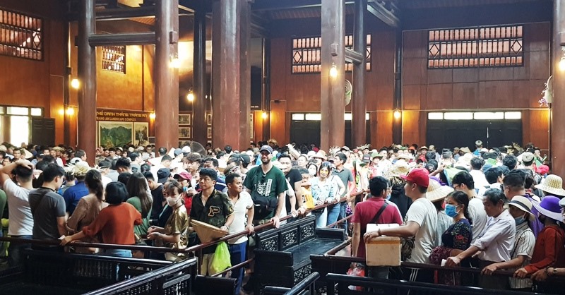 Hàng vạn người xếp hàng chờ xuống thuyền. Ảnh: NT