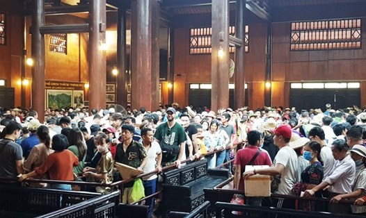 Hàng vạn người xếp hàng chờ xuống thuyền. Ảnh: NT