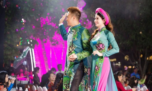 Kha Ly cùng chồng trình diễn áo dài.