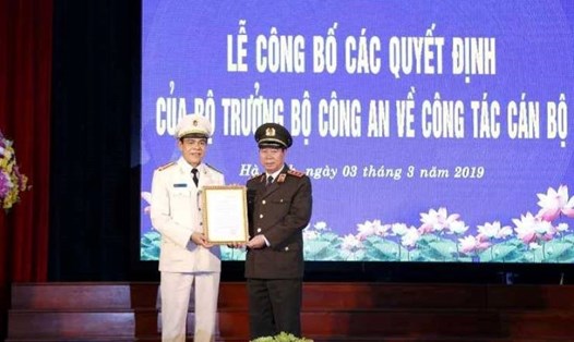 Đại tá Võ Trọng Hải (trái) nhận quyết định bổ nhiệm làm Giám đốc Công an tỉnh Hà Tĩnh