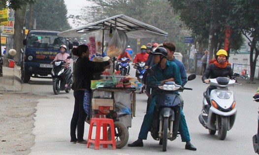 CNLĐ tại KCN Lễ Môn (Thanh Hoá) mua đồ ăn trước khi vào ca. Ảnh: P.V  