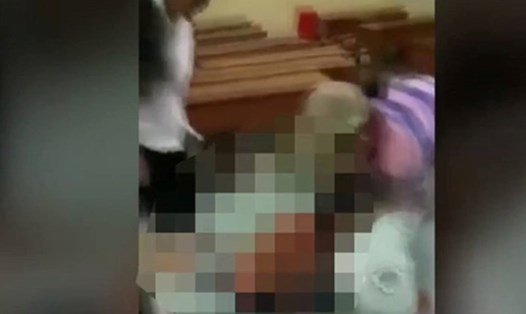 Nữ sinh lớp 9 ở Hưng Yên bị đánh hội đồng, phải nhập viện điều trị. Ảnh cắt từ clip.