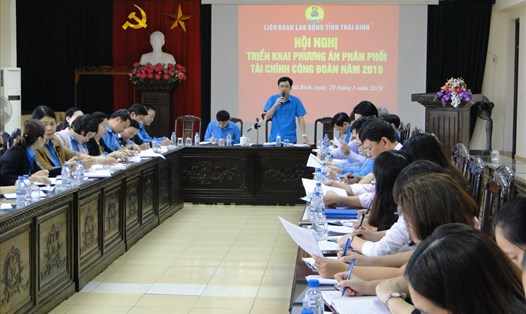 Chủ tịch LĐLĐ tỉnh Thái Bình Bùi Xuân Vinh phát biểu tại hội nghị.