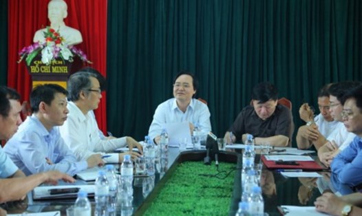 Bộ trưởng Phùng Xuân Nhạ cùng ông Nguyễn Văn Phóng- Chủ tịch UBND tỉnh Hưng Yên tại buổi làm việc. Ảnh: GDTĐ.