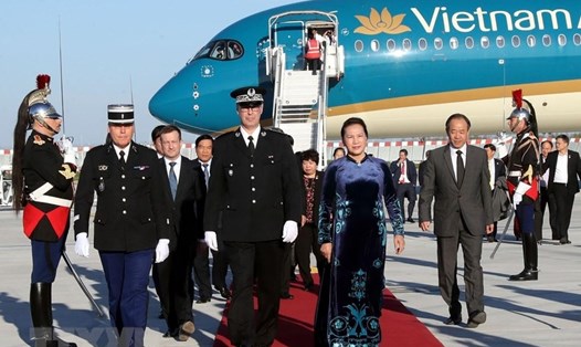 Lễ đón Chủ tịch Quốc hội Nguyễn Thị Kim Ngân tại sân bay Orly, thủ đô Paris, Pháp. Ảnh: TTXVN