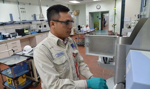 Kỹ sư Võ Tấn Phương thực hiện công việc tại phòng thí nghiệm  