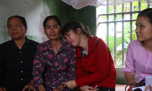 Bà Vũ Thị Oanh (mẹ của nữ sinh bị đánh hội đồng) nghẹn ngào thương con.