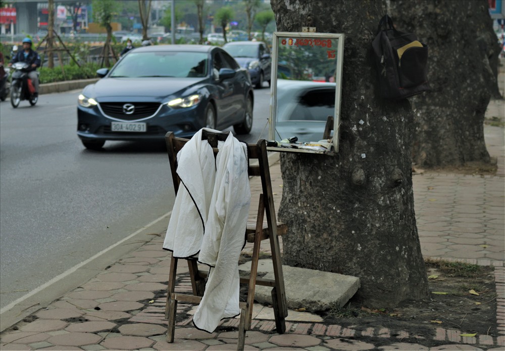 Những hàng cắt tóc đường phố cũng xuất hiện trên dải phân cách.