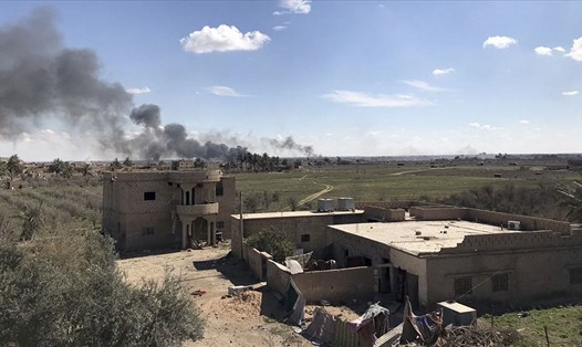 Khói bốc lên ở Baghouz, Syria hôm 3.3 sau các cuộc giao tranh. Ảnh: AP