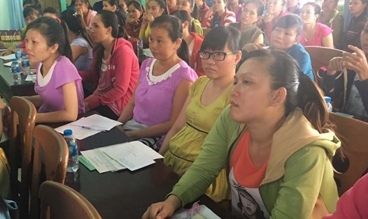 Số lao động nữ mang thai tham gia cuộc họp về việc nhận lại 144 trường hợp của Công ty TNHH Giày da Mỹ Phong. Ảnh: Trí Dũng