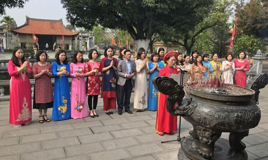 Đoàn cán bộ nữ công của LĐLĐ tỉnh Thái Bình dâng hương tại đền thờ Hai Bà Trưng.Ảnh: N.V