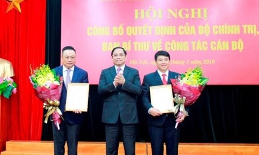 Ông Phạm Minh Chính trao quyết định cho ông Y Thanh Hà Niê K đăm (ngoài cùng bên phải). Ảnh: TPO