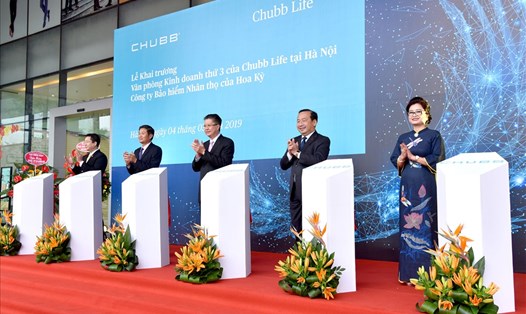 Đại diện Chubb Life Việt Nam cắt băng khai trương văn phòng kinh doanh mới tại Hà Nội