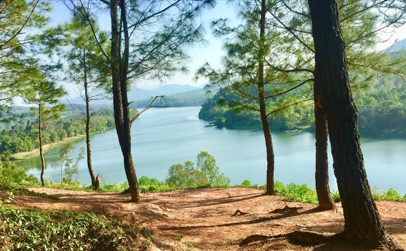 Nếu một lần đến ngắm và cảm nhận vẻ đẹp Huế mộng mơ ở đồi Vọng Cảnh, bạn chắc chắn sẽ in đậm mãi chẳng quên. Ảnh: PĐ.