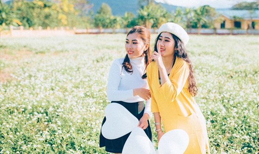 Các bạn trẻ chụp ảnh lưu niệm tại Sân bay Tà Cơn vào mùa hoa xuyến chi. Ảnh: ĐĂNG TÌNH