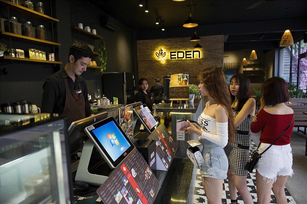 Khách chọn món và thanh toán tại quầy