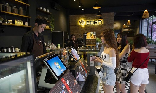 Khách chọn món và thanh toán tại quầy