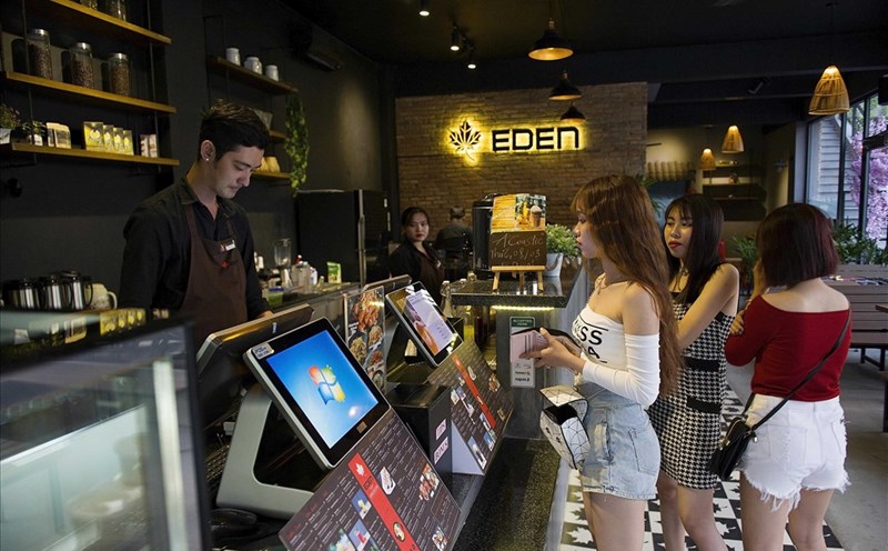 Khách chọn món và thanh toán tại quầy